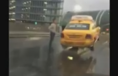Два таксиста влетели на отбойник в аэропорту Домодедово